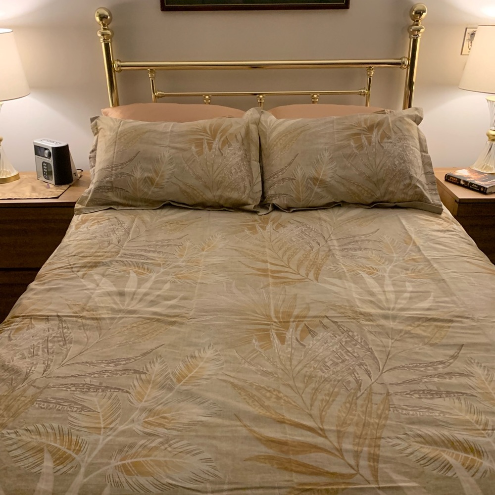 100% Egyptian cotton, NWOT Queen size duvet and pillow shams Gold palm print